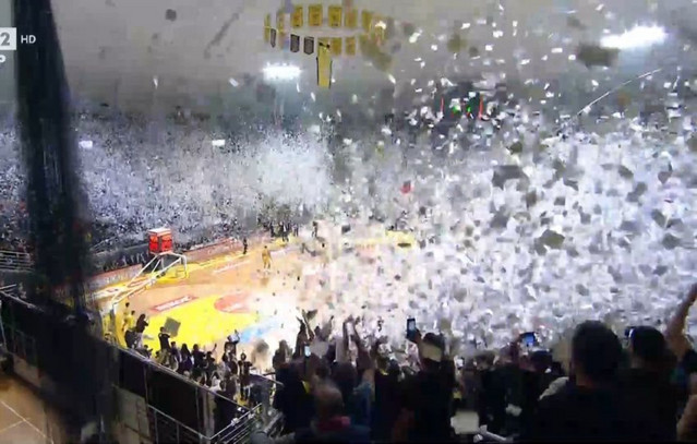 Άρης-–-ΠΑΟΚ:-Εντυπωσιακή-ατμόσφαιρα-με-χιλιάδες-χαρτάκια-πριν-το-τζάμπολ