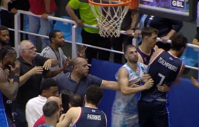 Χαμός-στο-Κολοσσός-–-Πανιώνιος:-Παίκτες-πήγαν-να-πιαστούν-στα-χέρια-με-οπαδούς