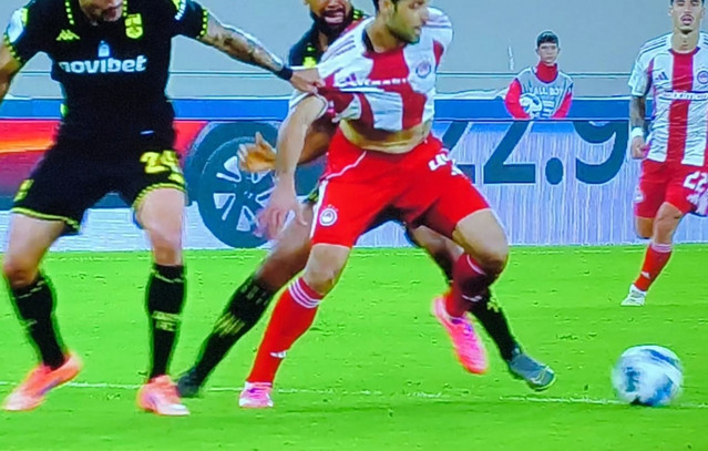 Ολυμπιακός-–-Άρης:-Φωνάζουν-για-πέναλτι-στον-Ταρέμι-οι-«ερυθρόλευκοι»