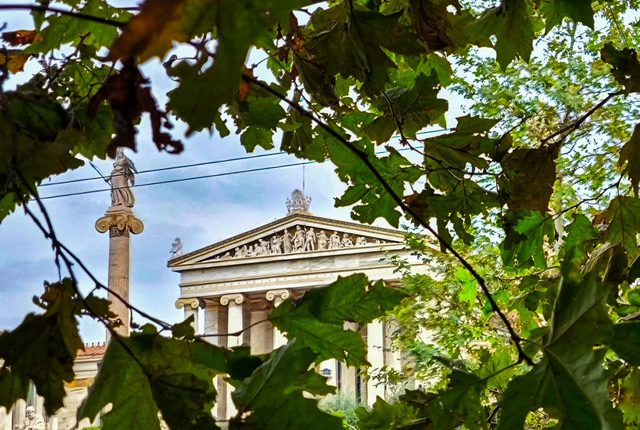 Καιρός:-Φθινοπωρινό-σκηνικό,-ανοιξιάτικες-θερμοκρασίες,-ήπιοι-άνεμοι-–-Τοπικές-βροχές-και-καταιγίδες-στα-δυτικά