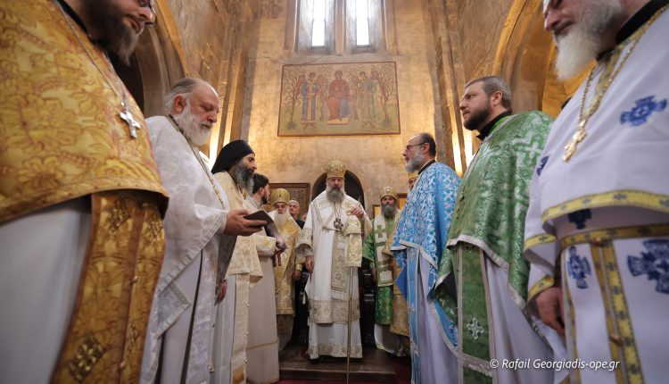 Πλήθος-κόσμου-στη-Γεωργία-λαμβάνει-τις-ευλογίες-από-το-Άγιο-Όρος-(ΦΩΤΟ)