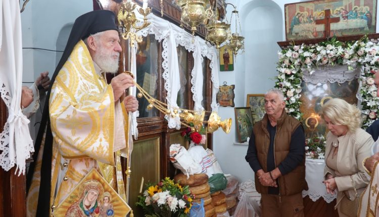 Ο-Μητροπολίτης-Σύρου-στον-πανηγυρίζοντα-Ιερό-Ναό-των-Αγίων-Ακινδύνων,-στο-Μέριχα-της-Κύθνου
