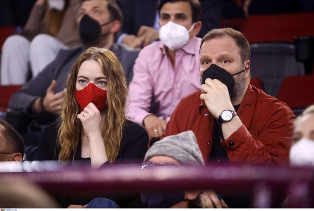 Λάνθιμος-και-Έμα-Στόουν-ξεκίνησαν-να-μιλούν-για-την-ταινία-τους-και-κατέληξαν-στον-Ολυμπιακό