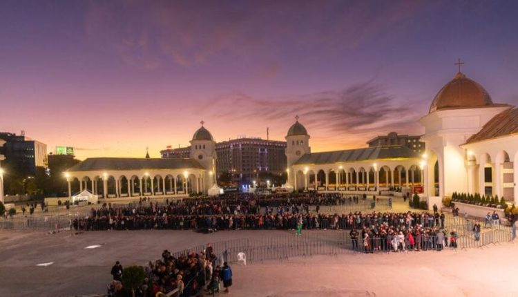 Πάνω-από-230.000-πιστοί-έχουν-προσκυνήσει-στον-Εθνικό-Καθεδρικό-Ναό-στο-Βουκουρέστι