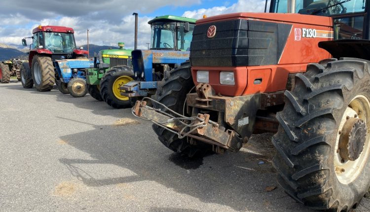 Στο-πλευρό-των-αγροτών-οι-οδηγοί-ταξί-στην-Πάτρα-–-Αυτοκινητοπομπή-σήμερα-στον-κόμβο-της-Εγλυκάδας-–-ertnews.gr