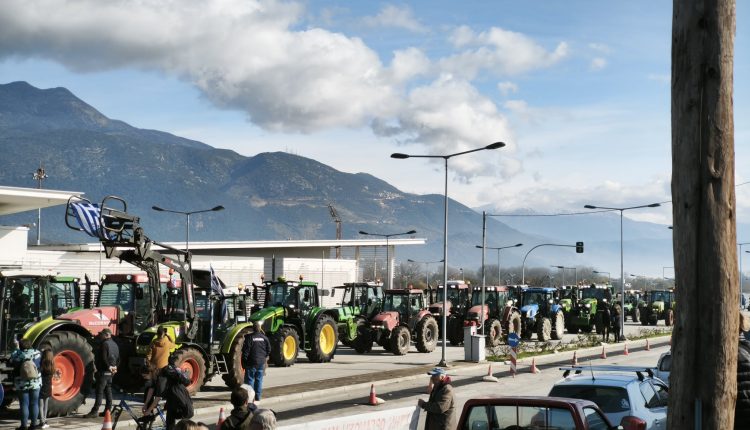 Κλειστή-παραμένει-η-Ιόνια-Οδός-σε-Αγγελόκαστρο-–-Νέο-μπλόκο-στην-Άρτα-στον-κόμβο-Κεραμάτες-–-ertnews.gr