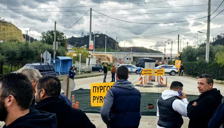 Έκλεισαν-την-παλιά-εθνική-στο-ύψος-της-ΒΙΠΕ-Πατρών-οι-αγρότες-της-Δυτικής-Αχαΐας-–-ertnews.gr