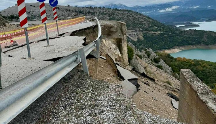 Διακόπηκε-η-κυκλοφορία-στον-επαρχιακό-δρόμο-από-Αλευράδα-προς-Γέφυρα-Τατάρνας-στην-Αιτωλοακαρνανία-–-ertnews.gr
