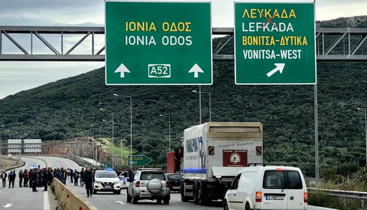 Έκλεισαν-για-μια-ώρα-την-Αμβρακία-οδό-οι-αγρότες-της-Βόνιτσας-–-ertnews.gr