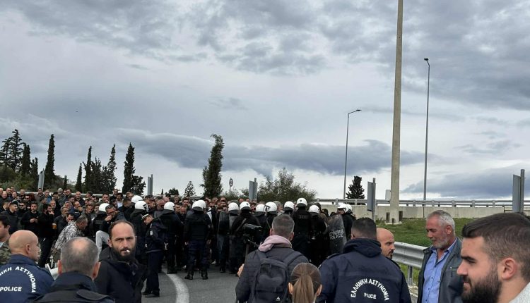 Αγροτικές-κινητοποιήσεις:-Ένταση-και-χημικά-στο-Κιάτο-–-Έκλεισε-για-μία-ώρα-η-εθνική-οδός-–-ertnews.gr