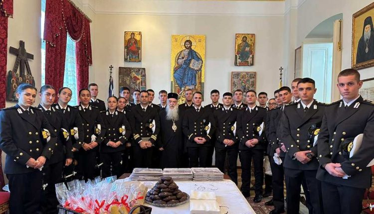 Επίσκεψη-Πρωτοετών-Δοκίμων-Σημαιοφόρων-ΛΣ.-στον-Μητροπολίτη-Σάμου