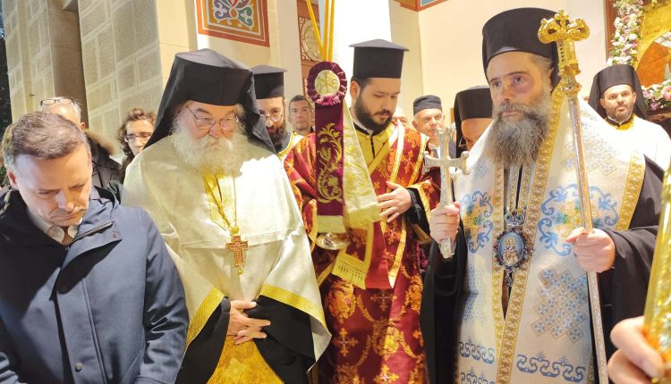 Ευλαβική-προσευχή-για-τον-Ιερό-Ελευθέριο,-στον-ομώνυμο-ναό-του-Γκύζη