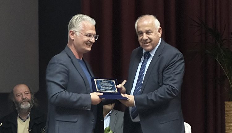 Τιμητική-εκδήλωση-για-τον-Αντώνη-Παρασκευόπουλο-στην-Κυπαρισσία-|-Δημήτρης-Πτωχός:-««Ισχυρό-αποτύπωμα-στον-πρωτογενή-τομέα-με-συνέπεια,-γνώση-και-ουσιαστική-προσφορά»