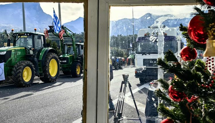 Με-χριστουγεννιάτικο-δέντρο-απαντούν-οι-αγρότες-της-Αχαΐας-–-Δηλώνουν-ότι-θα-κάνουν-γιορτές-στους-δρόμους-–-ertnews.gr