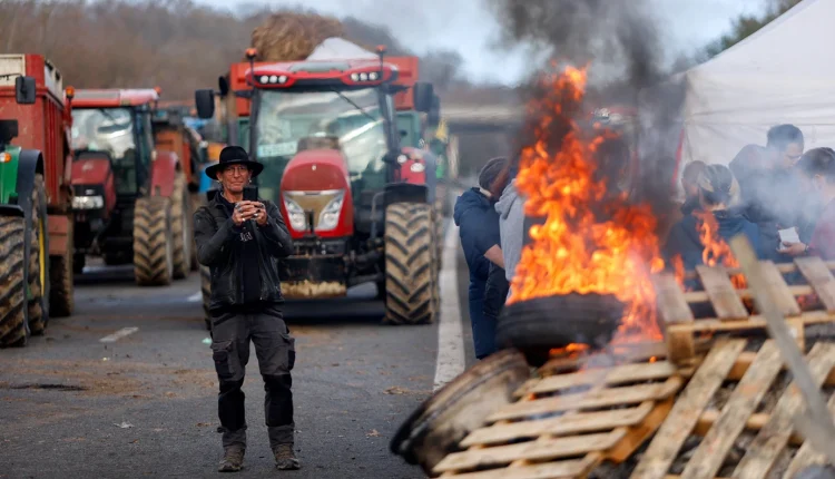 Δρόμοι-και-σιδηροδρομικός-άξονας-αποκλεισμένοι-από-οργισμένους-αγρότες-στη-Γαλλία