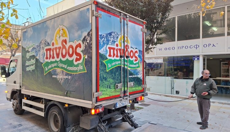 Προσφορά-τροφίμων-στη-«Θεοπροσφορά»-της-Ιεράς-Μητροπόλεως-Κορίνθου