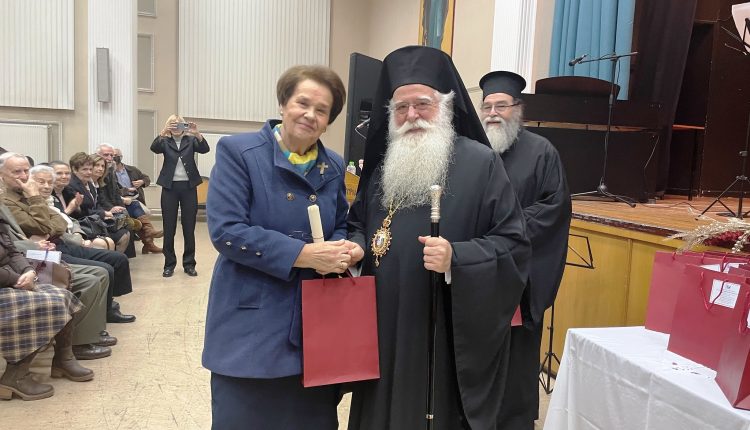 Ο-Μητροπολίτης-Δημητριάδος-βράβευσε-τους-παλιούς-εθελοντές-του-«Εσταυρωμένου»