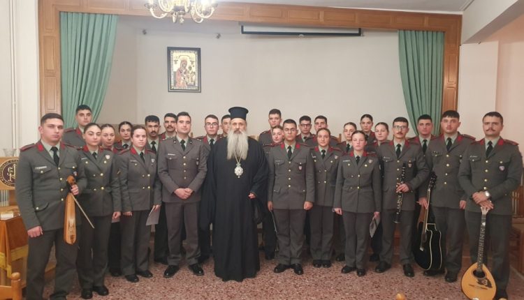 Τα-κάλαντα-έψαλλε-η-χορωδία-της-ΣΜΥ-στον-Μητροπολίτη-Σταγών