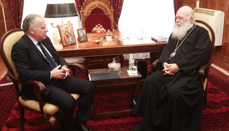 Συνάντηση-Αρχιεπισκόπου-Ιερωνύμου-με-τον-Γιώργο-Κουμουτσάκο-για-την-Παγκόσμια-Ημέρα-Ελληνικής-Γλώσσας
