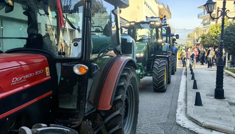 Μηχανοκίνητη-πορεία-στο-Μεσολόγγι-από-τους-αγρότες-της-Αιτωλοακαρνανίας-–-Απέκλεισαν-το-κτήριο-της-Περιφέρειας-–-ertnews.gr