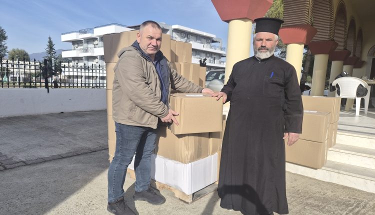 Διανομή-δεμάτων-–-τροφίμων-από-την-Ιερά-Μητρόπολη-Μαρωνείας