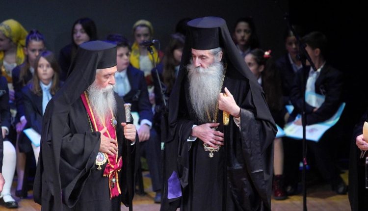 Συγκίνηση,-ιδιαίτεροι-συμβολισμοί-και-τιμές-στη-μεγαλειώδη-Χριστουγεννιάτικη-Φιλανθρωπική-Συναυλία-της-Μητροπόλεως-Πειραιώς