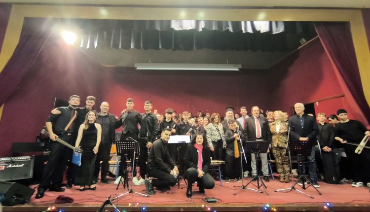 Μελωδίες-Χριστουγέννων-από-το-Μουσικό-Σχολείο-Αμυνταίου,-παρουσία-του-Μητροπολίτου-Ειρηναίου