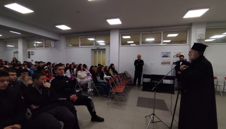 Πνευματικά-μηνύματα-κατά-την-επίσκεψη-του-Μητροπολίτη-Θεσσαλιώτιδος-σε-σχολεία-της-Καρδίτσας