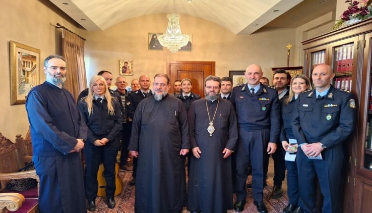 Ευχές-και-τα-πρώτα-κάλαντα-των-Χριστουγέννων-στον-Μητροπολίτη-Μαρωνείας