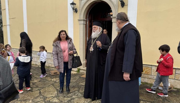 Ο-Κερκύρας-Νεκτάριος-κοντά-στα-παιδιά