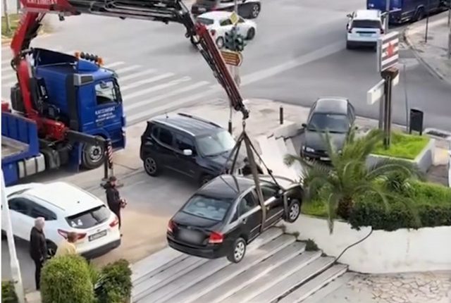 Απίστευτο-περιστατικό-σε-εμπορικό-κέντρο-της-Κηφισίας-–-Κατέβηκε-τις-σκάλες-με-το-αυτοκίνητο-και-«πάρκαρε»-στην-πλατεία