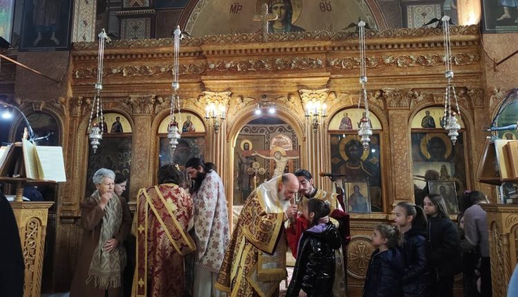 Το-μήνυμα-της-ταπεινώσεως-στη-Θεία-Λειτουργία-με-μαθητές-και-δοκίμους-αστυφυλάκων-στο-Μουζάκι