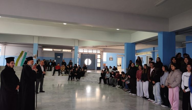 Θεσσαλιώτιδος-Τιμόθεος-στο-7ο-και-Μουσικό-Σχολείο-Καρδίτσας:-Τα-Χριστούγεννα-ως-φως-και-δώρο-Θεού