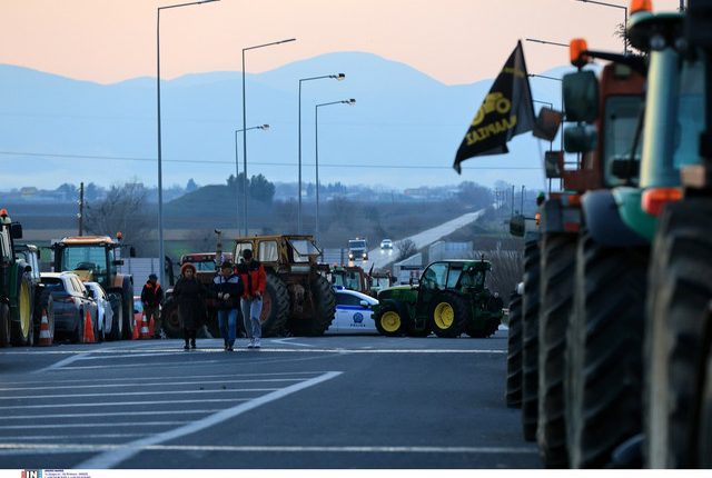 Το-μπαλάκι-στην-κυβέρνηση-πετούν-οι-αγρότες:-«Ασαφείς-οι-απαντήσεις,-συνεχίζουμε-τα-μπλόκα»-–-Ανοιχτοί-δρόμοι-τα-Χριστούγεννα