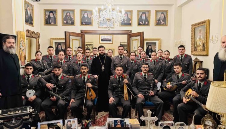 Τα-κάλαντα-των-Χριστουγέννων-από-σπουδαστές-της-ΣΜΥ.-στο-Επισκοπείο-της-Μητροπόλεως-Τρίκκης