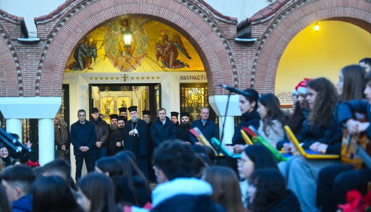 Οι-νέοι-της-Εκκλησίας-των-Σερρών-φωταγώγησαν-το-χριστουγεννιάτικο-δένδρο-τους