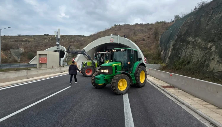 Αγρότες:-Ημέρα-αναδιάταξης-στα-μπλόκα-για-τη-διέλευση-των-εκδρομέων-–-«Αγκάθι»-οι-εκτροπές-κυκλοφορίας-–-ertnews.gr