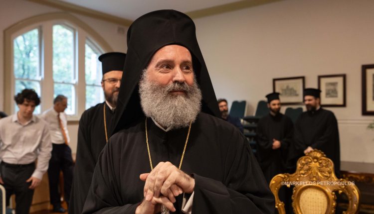 Νέοι-και-νέες-έψαλαν-τα-κάλαντα-στον-Αρχιεπίσκοπο-Αυστραλίας-Μακάριο