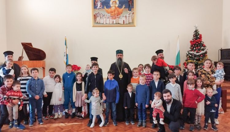 Παιδιά-κληρικών-έψαλλαν-τα-Χριστουγεννιάτικα-κάλαντα-στον-Πατριάρχη-Βουλγαρίας