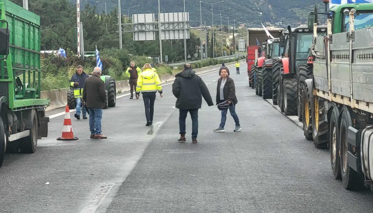 Ανοίγουν-μια-λωρίδα-κυκλοφορίας-στην-Περιμετρική-της-Πάτρας-οι-αγρότες-της-Αχαΐας-–-ertnews.gr