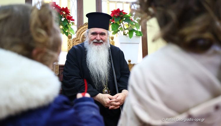 Παραδοσιακά-κάλαντα-στον-Μητροπολίτη-Νέας-Κρήνης-και-Καλαμαριάς-–-Μια-γιορτινή-ανάσα-μέσα-στη-βροχή