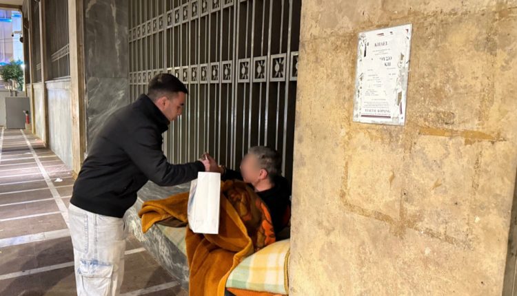 Φοιτητές-ΑΕΙ-με-την-«ΑΠΟΣΤΟΛΗ»-και-«ΝΕΟΤΗΤΑ»-της-Ιεράς-Αρχιεπισκοπής-Αθηνών-μοιράζουν-δέματα-αγάπης-σε-αστέγους