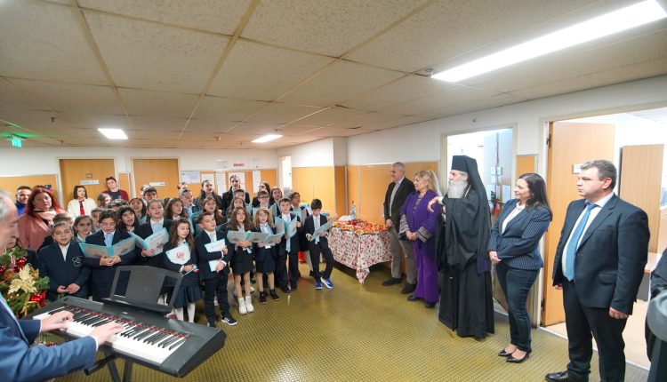 Ευχές-και-Κάλαντα-στο-Δικαστικό-Μέγαρο-Πειραιά-από-τον-Πειραιώς-Σεραφείμ-και-τα-παιδιά-των-Εκπαιδευτηρίων-της-Μητροπόλεως