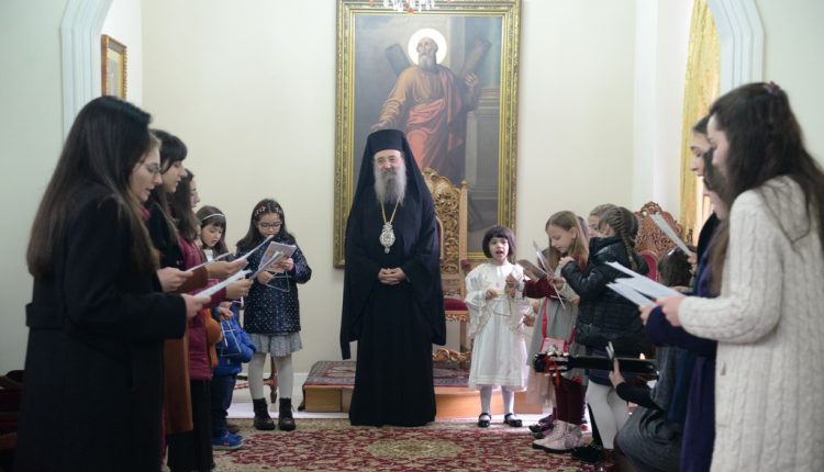 Τα-κάλαντα-των-Χριστουγέννων-στον-Μητροπολίτη-Πατρών-από-μικρούς-και-μεγάλους