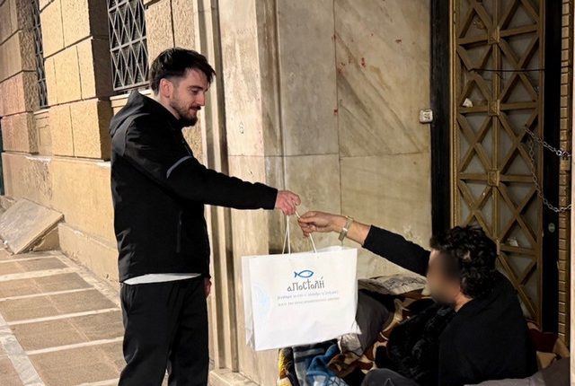 Φοιτητές-μοίρασαν-δέματα-αγάπης-σε-αστέγους-μαζί-με-την-«Αποστολή»-και-τη-«Νεότητα»-της-Ιεράς-Αρχιεπισκοπής-Αθηνών