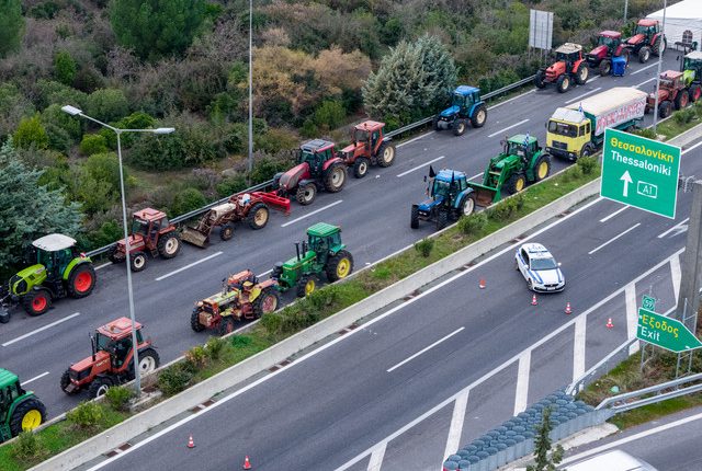 Παραμένουν-στο-μπλόκο-της-Νίκαιας-οι-αγρότες-της-Λάρισας-–-Στην-κυκλοφορία-ο-αυτοκινητόδρομος-Αντιρρίου–Ιωαννίνων