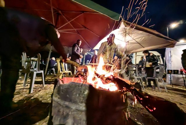 Εορταστικό-τραπέζι-στα-μπλόκα-έστησαν-οι-αγρότες-το-βράδυ-των-Χριστουγέννων-–-Φαγητό,-μουσική-και-μήνυμα-συνέχισης-του-αγώνα