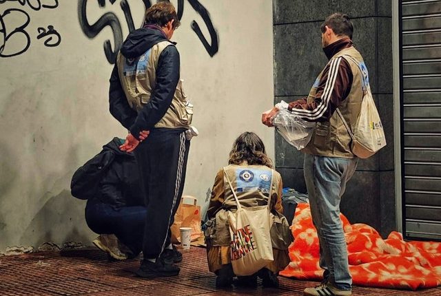street-work-στην-Αθήνα:-Οι-ομάδες-που-«σαρώνουν»-τους-δρόμους-για-να-στηρίξουν-τους-αστέγους