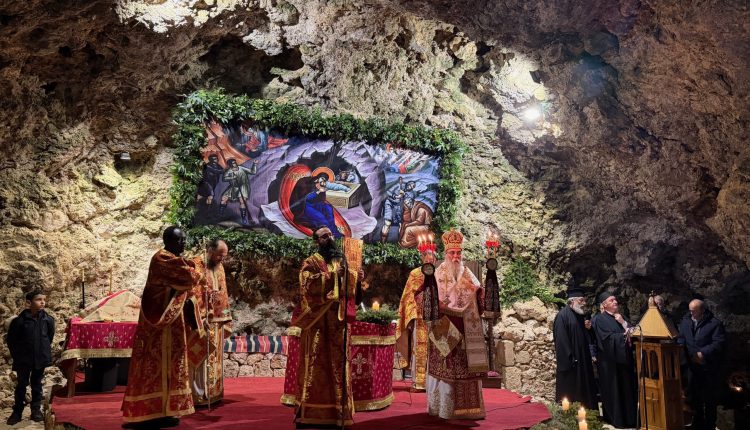 Πλήθος-προσκυνητών-στο-σπήλαιο-της-Μαραθοκεφάλας-για-την-εορτή-των-Χριστουγέννων