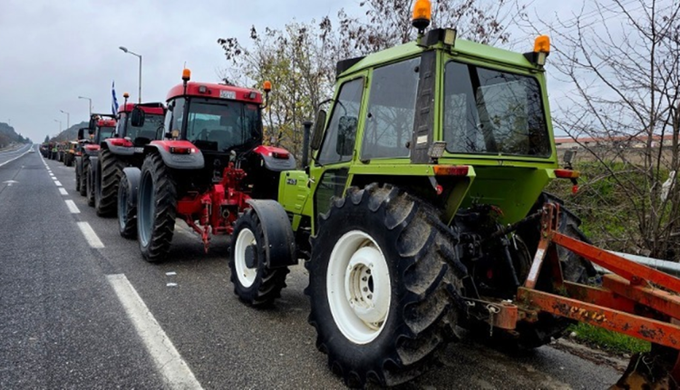 Χριστούγεννα-στα-μπλόκα-κάνουν-οι-αγρότες:-Στην-άκρη-τα-τρακτέρ-για-να-διευκολυνθούν-οι-εκδρομείς-–-ertnews.gr